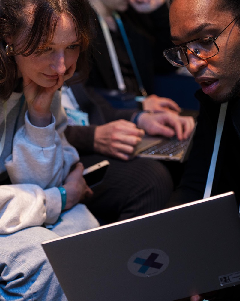 Jacques Alomo im KI-Workshop mit Teilnehmenden
