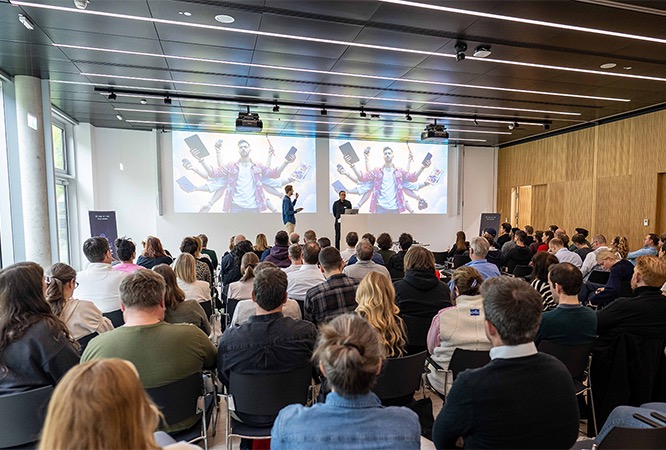 Jacques Alomo bei einer Keynote vor Publikum