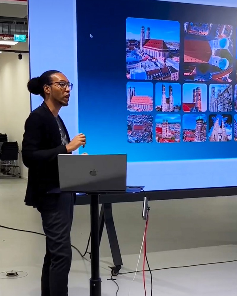 Jacques Alomo bei einer KI-Präsentation mit visuellen Beispielen