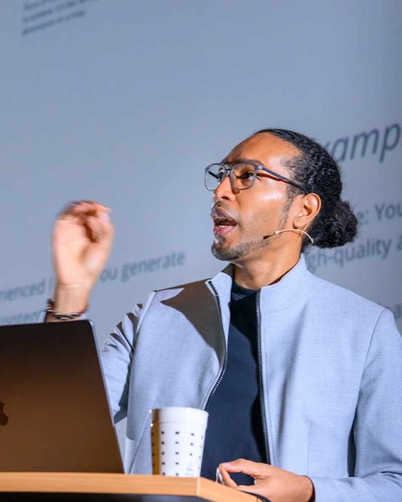 Jacques Alomo bei einer KI-Keynote