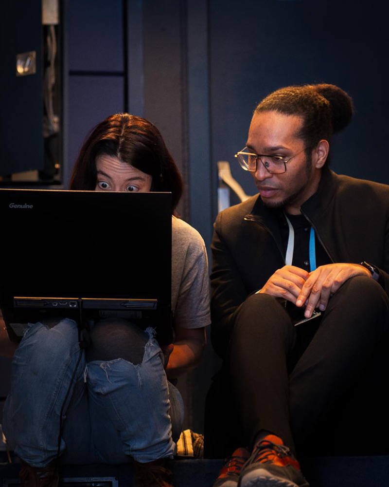 Jacques Alomo in einem KI-Workshop vor einem Laptop